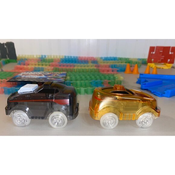 Magic Tracks Glow In The Dark Racing Set With 2 Cars & Accessories - Picture 11 of 15